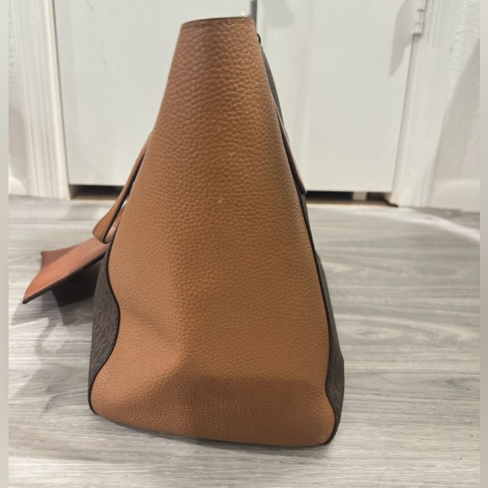 Michael Kors Elegant Brown and Tan Tote - Picture 7 of 11